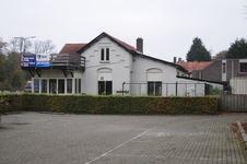 900418 Gezicht op het voormalige restaurant Spitfire annex voormalig station Huis ter Heide (perronzijde) aan de ...